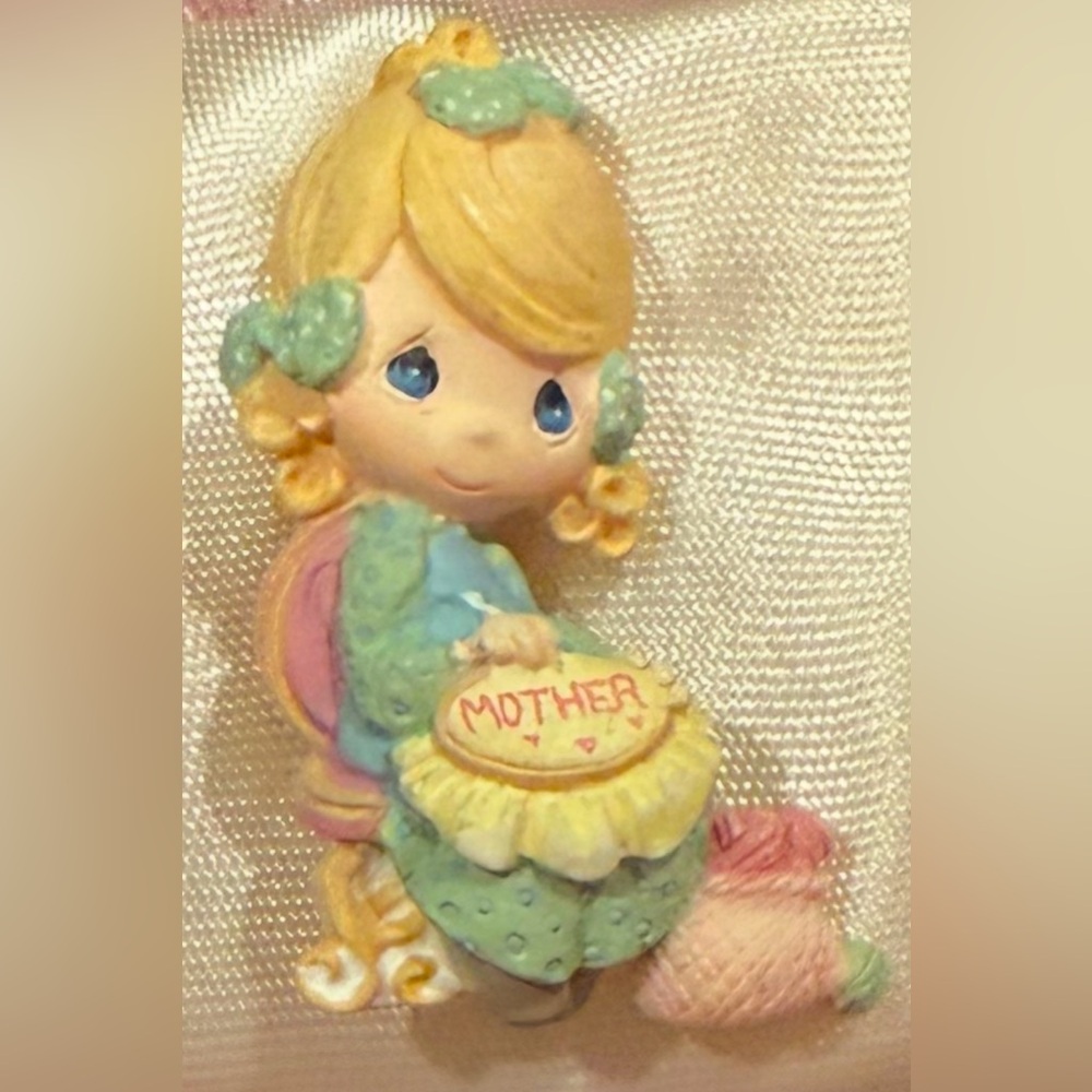 PRECIOUS MOMENTS ~ MOTHER'S DAY ~ PIN BROACH ~  AVON 2000